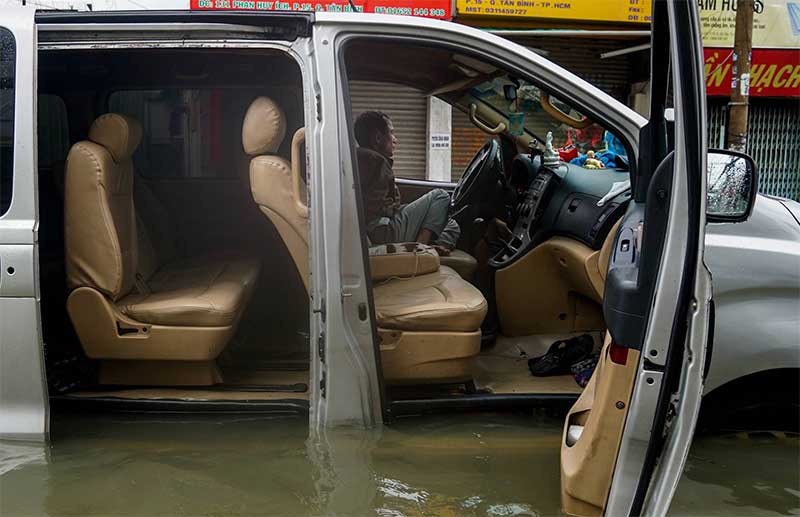 Không nên mở cửa xe khi mực nước ngập lớn 